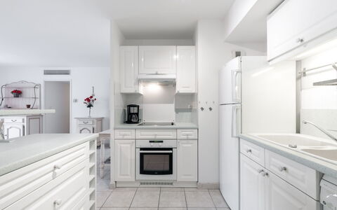 Côté Port: Cabinetry, Countertop, Property, Furniture, White, Building, Sink, Drawer, Kitchen, Kitchen Stove