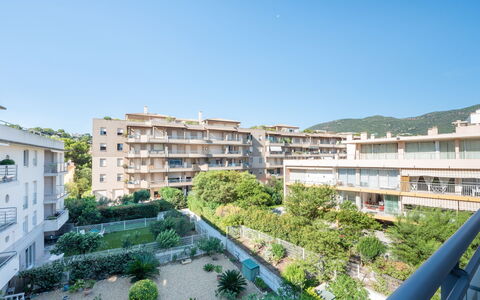 Côté Port: Sky, Building, Plant, Window, Urban Design, Condominium, Tower Block, Facade, City, Roof