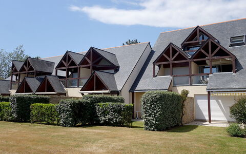 Ty Bihan: Plant, Sky, Cloud, Window, Land Lot, Grass, Cottage, Residential Area, House, Urban Design