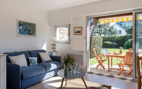 Ty Bihan: Table, Property, Furniture, Plant, Picture Frame, Couch, Wood, Comfort, Shade, Living Room