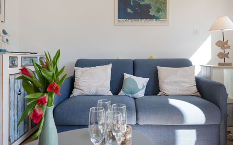 Ty Bihan: Table, Couch, Furniture, Property, Picture Frame, Green, Azure, Building, Interior Design, Textile