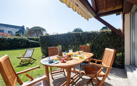 Ty Bihan: Sky, Plant, Table, Furniture, Property, Chair, Outdoor Table, Shade, Building, Flowerpot
