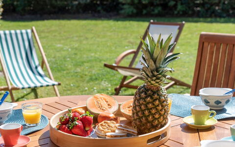 Ty Bihan: Food, Table, Fruit, Green, Plant, Tableware, Natural Foods, Chair