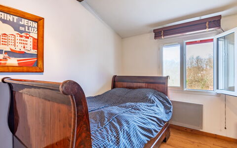 Eki Alde: Bedroom, Bed, Wood, Bed Sheet, Bedding, Furniture, Interior Design, Flooring, Floor, Room