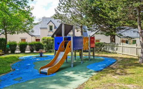 Ploemel 100: Playground, Outdoor Play Equipment, Public Space, Playground Slide, Property, Human Settlement, Chute, Leisure, Recreation, Real Estate