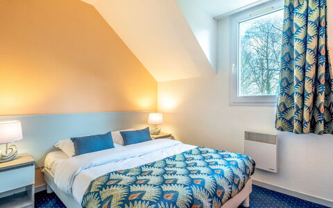 Ploemel 100: Bedroom, Bed, Room, Furniture, Property, Bed Sheet, Bedding, Bed Frame, Interior Design, Wall