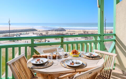 Mimizan 190: Apartment, Resort, Chair, Hardwood, Hotel, Wood Stain, Eco Hotel, Balcony, Plank, Villa