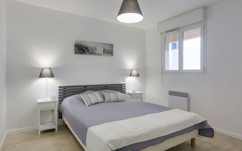 Mimizan 191: Bedroom, Bed, Furniture, Room, Property, Bed Sheet, Bed Frame, Interior Design, Floor, Bedding