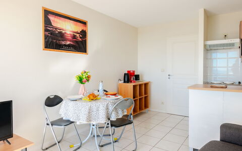 Mimizan 191: Furniture, Interior Design, Chair, Floor, Apartment, Room, Kitchen & Dining Room Table, Living Room, Coffee Table