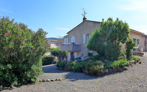 Les Issambres 145: Plant, Sky, Window, Building, Cloud, House, Land Lot, Cottage, Road Surface, Natural Landscape