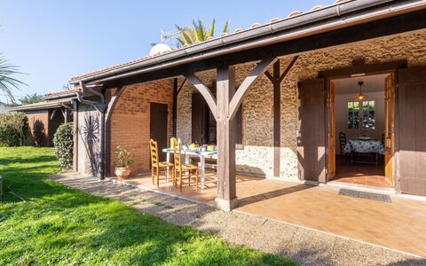 Poste: Sky, Plant, Shade, Building, Wood, Tree, Cottage, Leisure, Real Estate, Facade