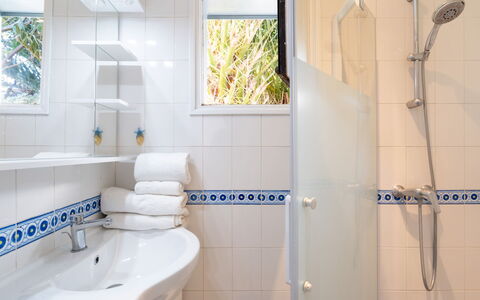 Poste: Plumbing Fixture, Property, Tap, Shower Head, Window, Bathroom, Sink, Interior Design, Shower Panel