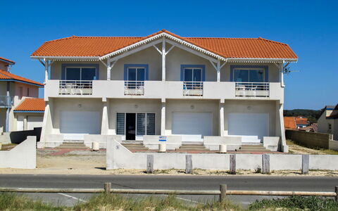 Patguyflor: Property, House, Home, Residential Area, Real Estate, Building, Architecture, Roof, Neighbourhood, Facade