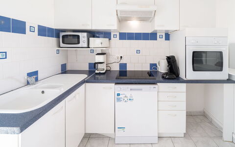 Patguyflor: Cabinetry, Kitchen Sink, Sink, Building, Countertop, Tap, Kitchen Appliance, Kitchen Stove, Kitchen, Home Appliance