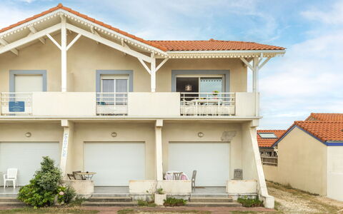 Patguyflor: Plant, Cloud, Sky, Building, Window, House, Land Lot, Wood, Neighbourhood