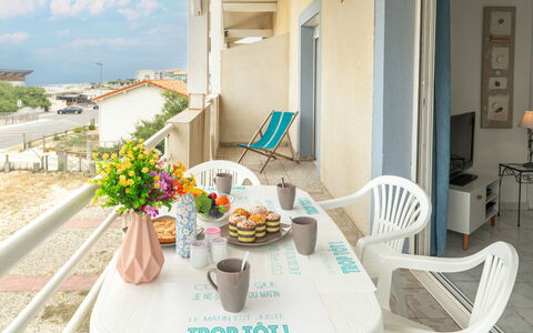Patguyflor: Table, Flower, Furniture, Tableware, Property, Plant, Chair, Flowerpot, Outdoor Furniture, Sky