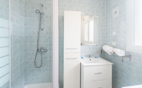 Patguyflor: Property, Plumbing Fixture, Shower Head, Sink, Cabinetry, Window, Bathroom Cabinet, Bathroom, Tap
