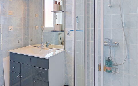 Patguyflor: Bathroom, Bathroom Sink, Plumbing Fixture, Flooring, Sink, Interior Design, Floor, Tap, Bathroom Cabinet, Plumbing