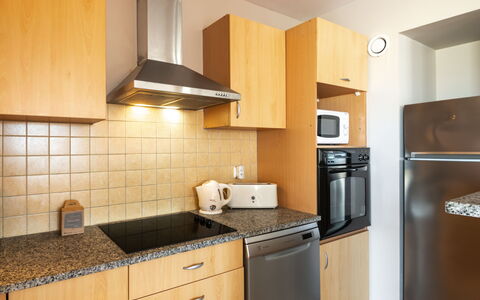 Mimizan 319: Cabinetry, Property, Countertop, Kitchen Appliance, Building, Kitchen Stove, Kitchen, Home Appliance, Wood, Interior Design