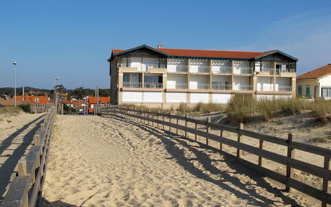 Les Goelands: Sand, Property, Sky, House, Architecture, Beach, Building, Real Estate, Home, Fence
