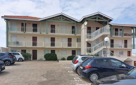 Mimizan 321: Residential Area, Apartment, Home, Condominium, Family Car, Estate, Balcony, Suburb, Mid-Size Car