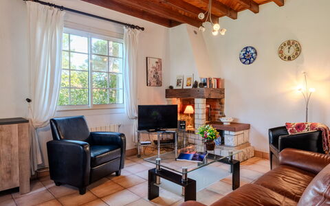 Promenade des Pins: Furniture, Interior Design, Flooring, Wood, Couch, Room, Living Room, Ceiling, Floor, Chair