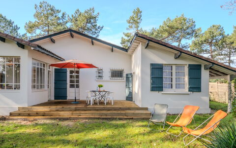 Les Bruyères: Building, Window, House, Home, Residential Area, Cottage, Door, Roof, Land Lot, Siding