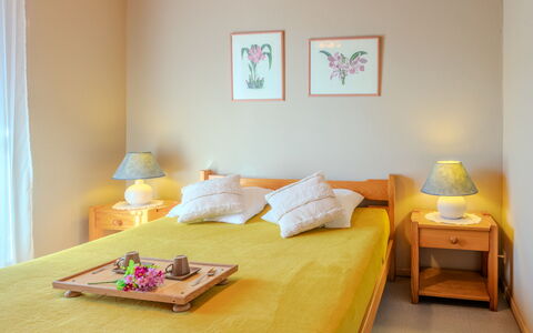 Oyan Aldo: Furniture, Bed, Bedroom, Interior Design, Floor, Bed Sheet, Wood, Room, Bedding, Flooring