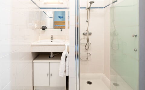 Mimizan 461: Mirror, Property, Plumbing Fixture, Sink, Tap, Bathroom, Purple, Shower, Interior Design