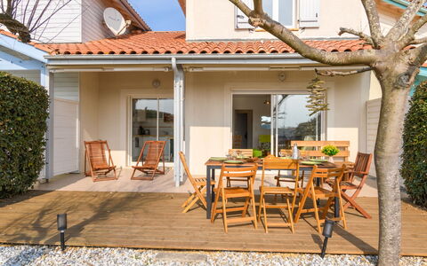 Le Hameau des Pêcheurs: Furniture, Tableware, Table, Bottle, Building, Wood, Drinkware, Window, Chair, Flooring