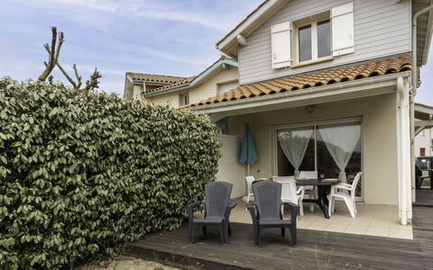 Le Hameau des Pêcheurs 1: Building, Plant, Property, Window, Land Lot, Urban Design, Landscape, Neighbourhood, Grass, Leisure