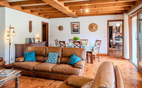 Roitelet: Furniture, Interior Design, Flooring, Floor, Couch, Wood, Room, Ceiling, Table, Living Room