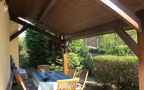 Tourterelles: Property, Shade, Roof, Backyard, Room, Porch, Patio, House, Pergola, Outdoor Structure