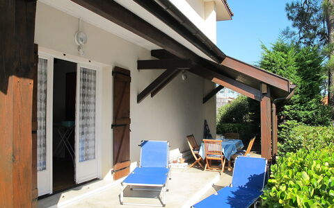 Tourterelles: Plant, Property, Building, Shade, Chair, Sky, Outdoor Furniture, Cottage, Tree, Door