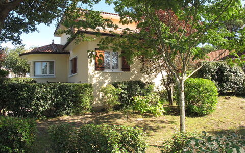 Tourterelles: Plant, Building, Window, Sky, House, Tree, Land Lot, Natural Landscape, Cottage