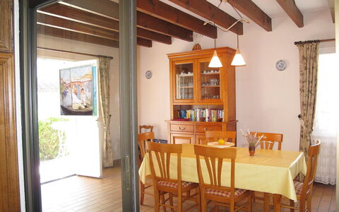 Tourterelles: Property, Room, Building, Beam, Ceiling, Dining Room, Furniture, House, Interior Design, Table