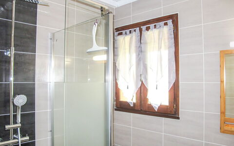 Le Fournil: Room, Property, Bathroom, Tile, Wall, Glass, Interior Design, Door, Real Estate, Building