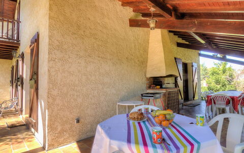 Faisans: Table, Property, Building, Furniture, Plant, Wood, Tablecloth, Interior Design, Chair, Floor