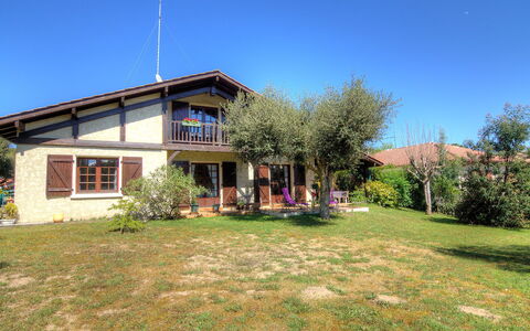 Faisans: Plant, Sky, Property, Building, Window, Tree, Land Lot, Natural Landscape, Grass, Real Estate