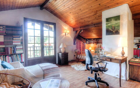 Faisans: Furniture, Property, Picture Frame, Wood, Chair, Table, Lighting, Window, Living Room, Interior Design
