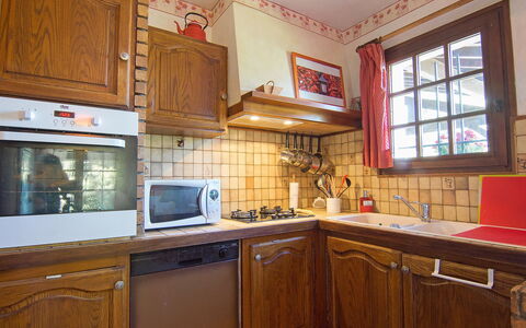 Faisans: Countertop, Cabinetry, Property, Kitchen Appliance, Window, Wood, Kitchen, Home Appliance, Kitchen Stove, Interior Design