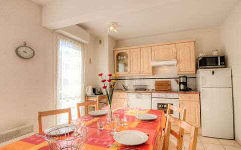 Maria Callas: Cabinetry, Furniture, Table, Property, Countertop, Chair, Kitchen, Wood, Kitchen Appliance, Interior Design