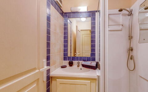 Les Issambres 125: Bathroom, Room, Property, Tile, Real Estate, Interior Design, Building, Floor, House, Architecture