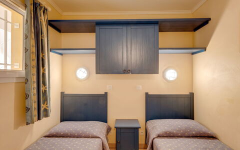 Les Issambres 125: Room, Furniture, Property, Bed, Interior Design, Building, Ceiling, Bedroom, Suite, Bed Sheet