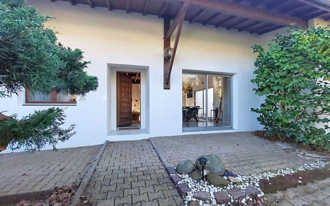 Bernadon: Wall, Door, House, Home, Residential Area, Home Door, Garden, Courtyard, Concrete