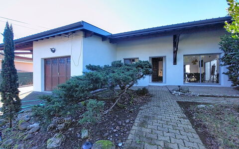 Bernadon: Building, House, Residential Area, Home, Architecture, Door, Roof, Shrub, Driveway, Garden
