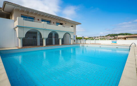 Résidence Soko Eder: Water, Cloud, Sky, Building, Property, Blue, Plant, Swimming Pool, Azure, House