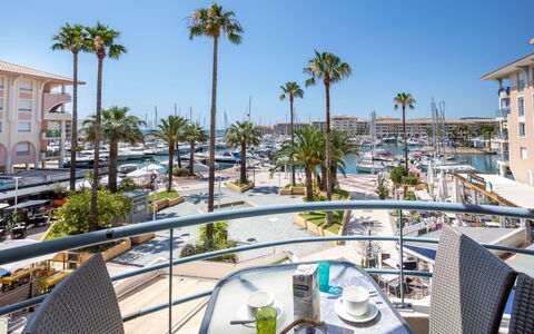 Fréjus 504: Resort, Property, Building, Real Estate, Apartment, Vacation, Hotel, Mixed-Use, Balcony, Palm Tree