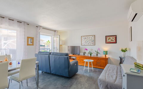 Accommodation:&nbsp;Royal Marine 504.4