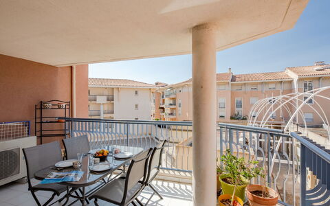 Fréjus 504: Table, Building, Property, Furniture, Sky, Plant, Chair, Flowerpot, Interior Design, Shade